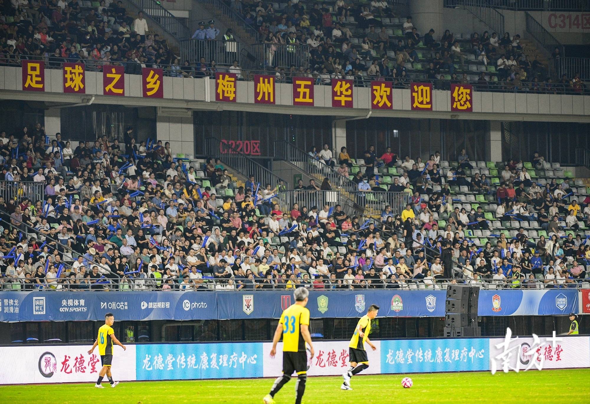包含国际足球赛事开启新篇章，内幕故事首次揭秘的词条