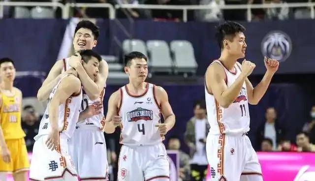 火狐队艰难取胜，季后赛席位仍有压力的简单介绍